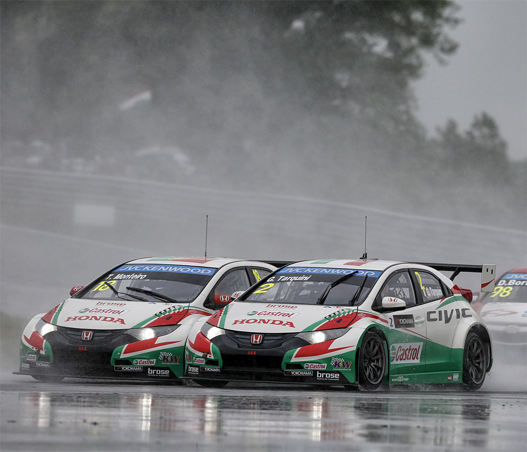 De to fabriks-Honda’er fik ikke den forventede fordel af startpositionerne i Race 2 – da løbet blev aflyst.
(Foto: FIA WTCC)